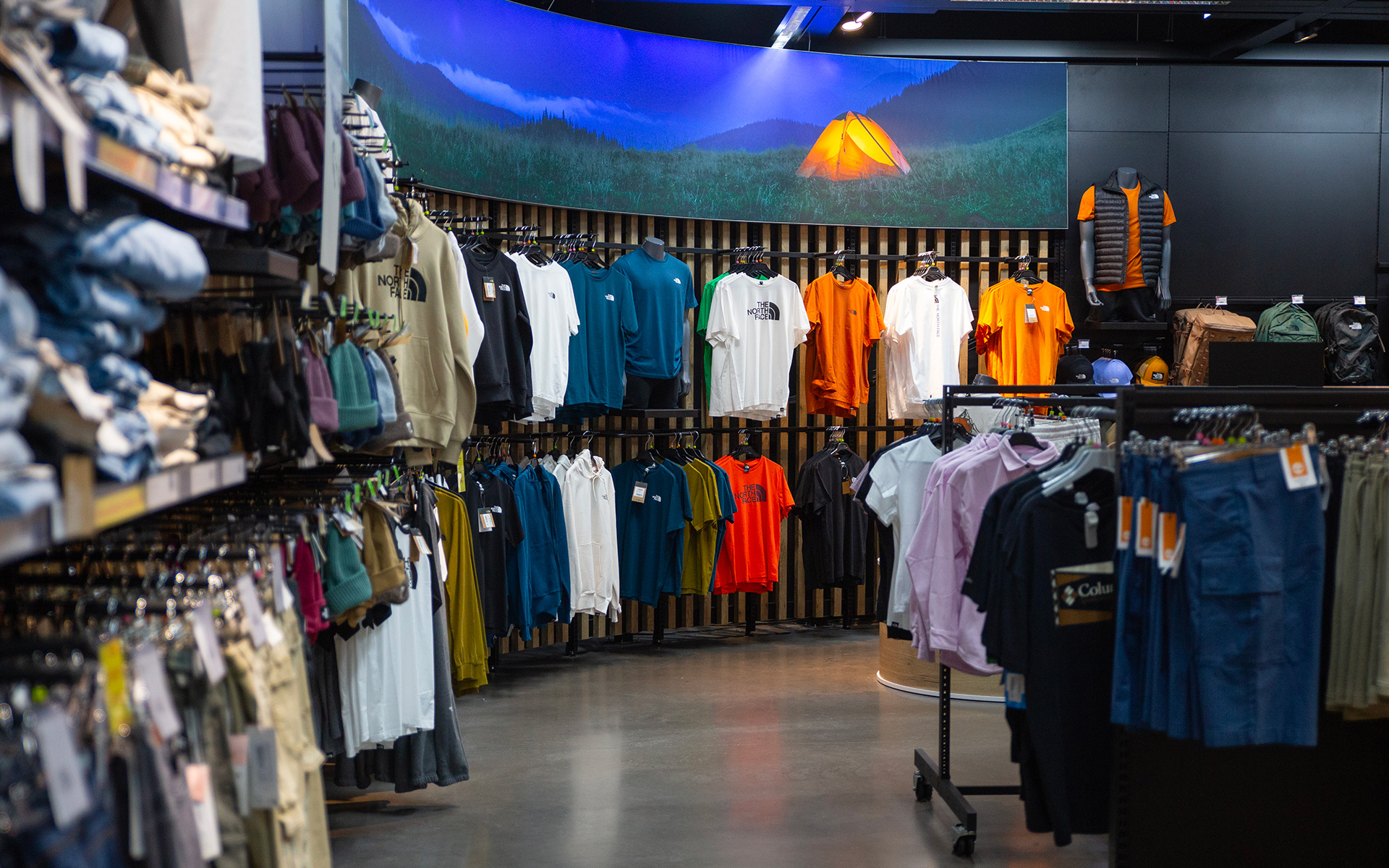 GO Sport Outdoor Chambéry - Habillage pour le magasin - Anne-Sophie Massip Graphiste Freelance à Annecy