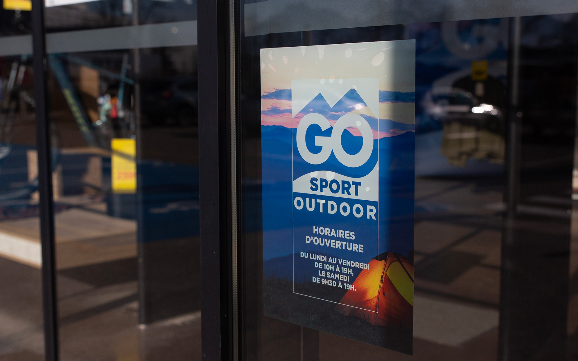 GO Sport Outdoor Chambéry - Sticker vitrines horaires - Anne-Sophie Massip Graphiste Freelance à Annecy
